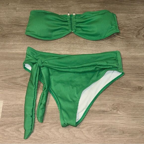 Women's Vibrant Kelly Green Bandeau Bikini Set with Pearl Accent - Picture 2 of 7